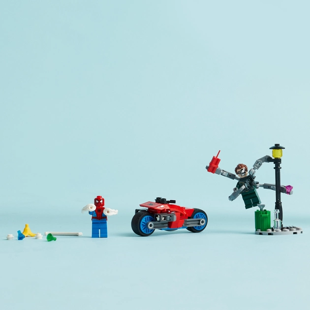 Конструктор LEGO Super Heroes Погоня на мотоциклах Человек-Паук vs. Доктор Осьминог 77 деталей (76275)
