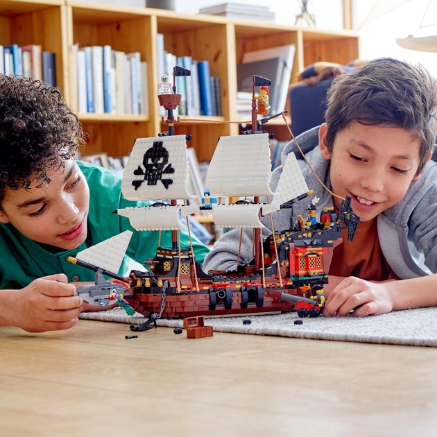 Конструктор LEGO Creator Піратський корабель 1262 деталі (31109)