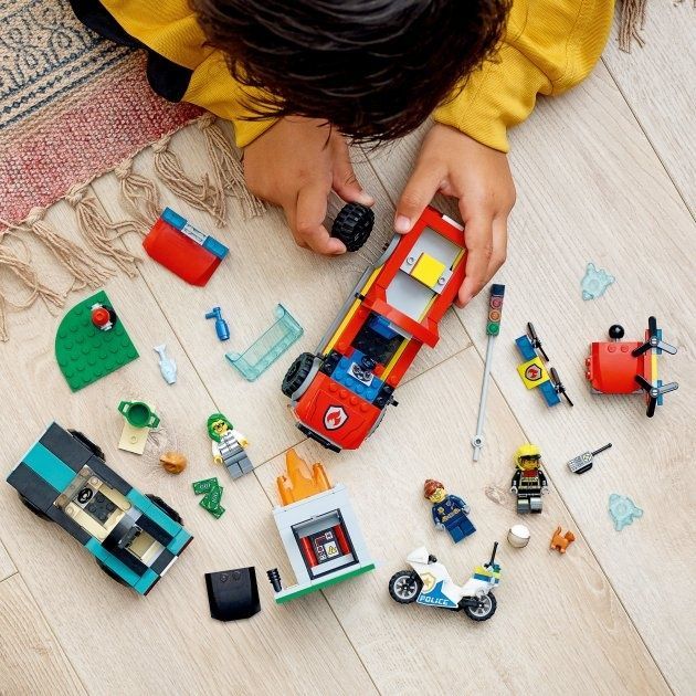 Конструктор LEGO City Пожежна рятувальна служба і поліцейське переслідування 295 деталей (60319)