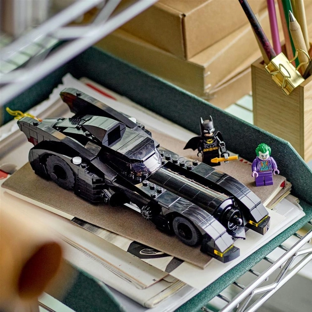 Конструктор LEGO DC Batman Бэтмобиль: Преследование. Бэтмен против Джокера 438 деталей (76224)