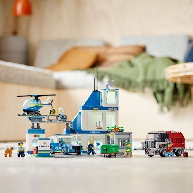 Конструктор LEGO City Поліцейська дільниця 668 деталей (60316)