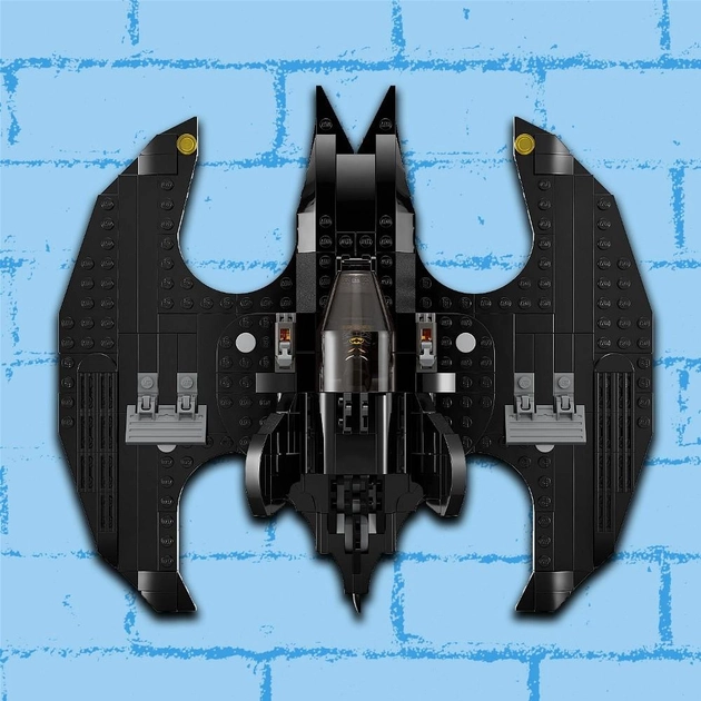 Конструктор LEGO DC Batman Бэтмолит: Бэтмен против Джокера 357 деталей (76265)