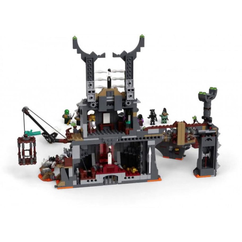Конструктор LEGO Ninjago Подземелье колдуна-скелета 1171 деталь (71722)