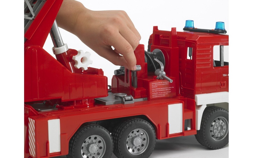 Пожежна вантажівка Bruder MAN 02771 з драбиною, водяною помпою, світлом і звуком