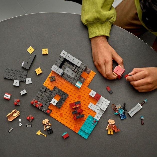 Конструктор LEGO Minecraft Бастіон підземного світу 300 деталей (21185)