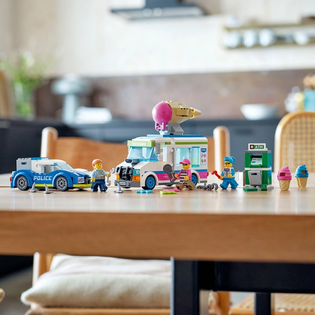 Конструктор LEGO City Поліцейське переслідування фургона з морозивом 317 деталей (60314)