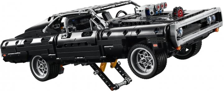 Конструктор LEGO Technic Dom's Dodge Charger 1077 деталей (42111)