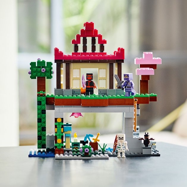 Конструктор LEGO Minecraft Тренувальна база 534 деталі (21183)
