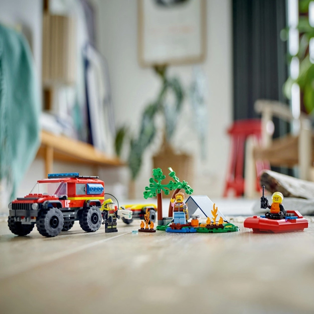 Конструктор LEGO City Пожежний позашляховик з рятувальним човном 301 деталей (60412)